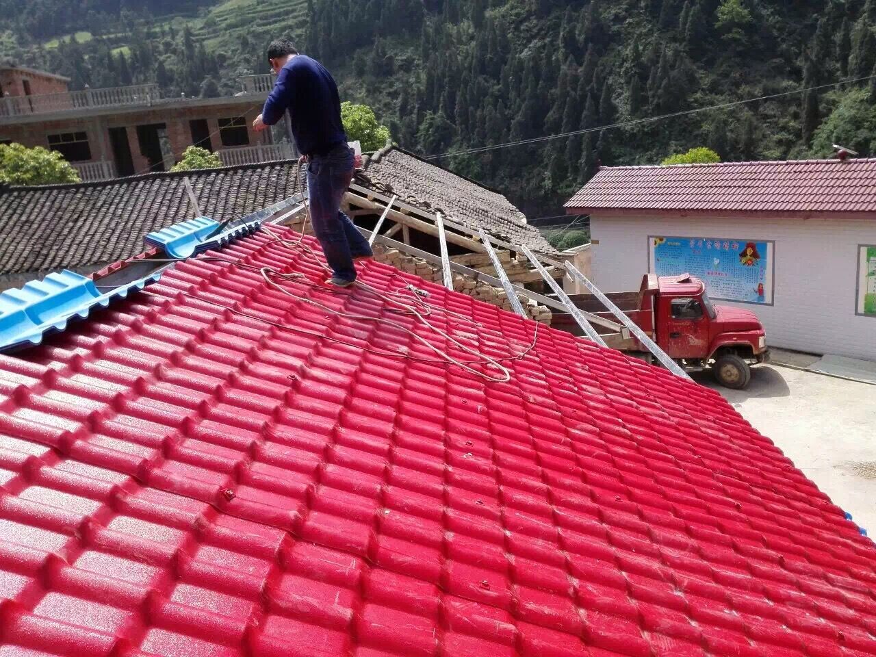 貴州車(chē)河小學(xué)屋頂換瓦記-坤寶樹(shù)脂瓦