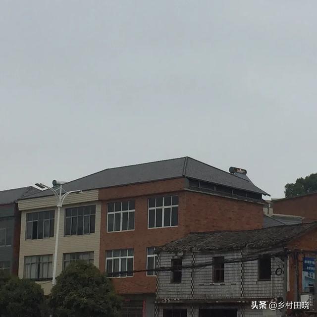 農村自建房坡屋頂，用琉璃瓦還是樹脂瓦？看看內行人的經驗分享